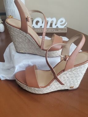 Michel Kors Wedges Very Pretty  Like New